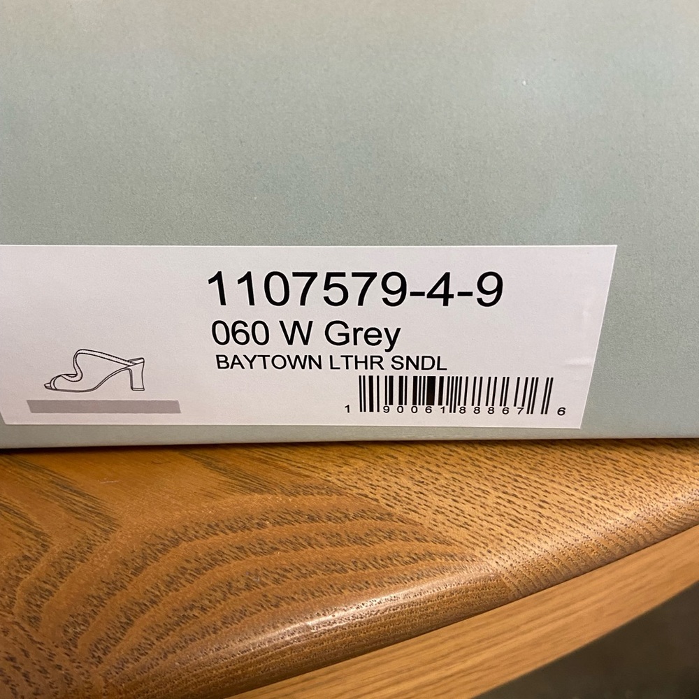 Array Woman’s Heels - image 3